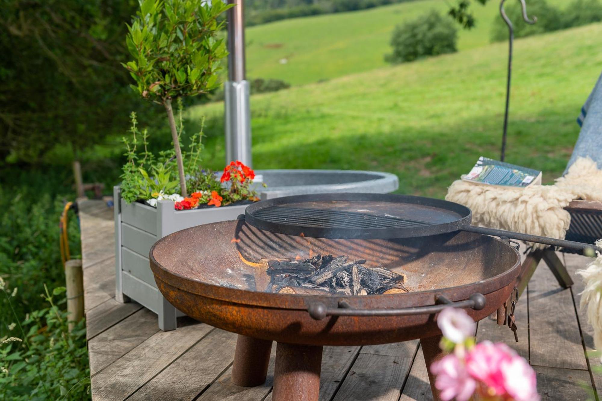 Tilbury Shepherd Huts With Hot Tubs Plus Holiday Cottages West Bagborough 外观 照片